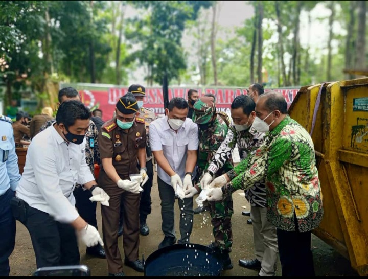 Pemusnahan Barrang Bukti leh Kajari bertempat di Kantor Dinas Lingkungan Hidup Kabupaten Jombang. 

