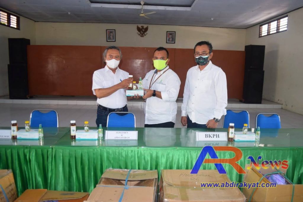 Administratur KPH Jombang Muklisin, saat memberikan banuan APD dan Suplemen kepada karyawannya