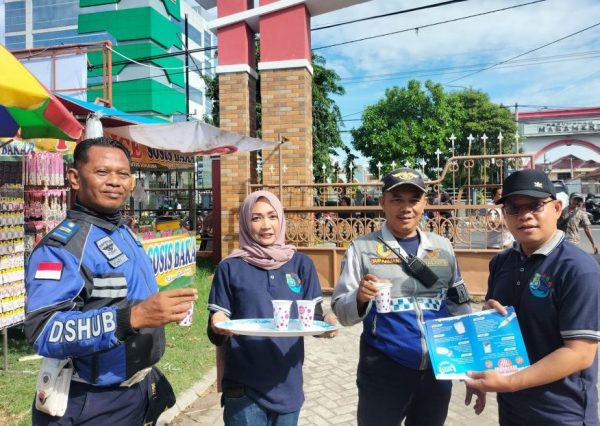 Relawan GANN Jombang saat membagikan Kopi Gratis