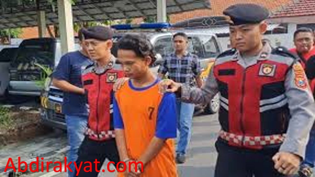 Pelaku saat berada di Mapolres Jombang.