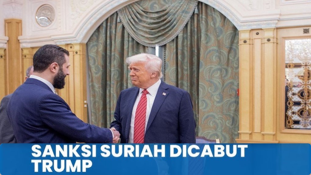 Presiden sementara Suriah Ahmed al-Sharaa (kiri) berjabat tangan dengan Presiden Donald Trump dengan disaksikan oleh Putra Mahkota Arab Saudi Mohammed bin Salman. Pertemuan ini berlangsung di tengah kunjungan Trump ke Riyadh Rabu, (14/5/2025)