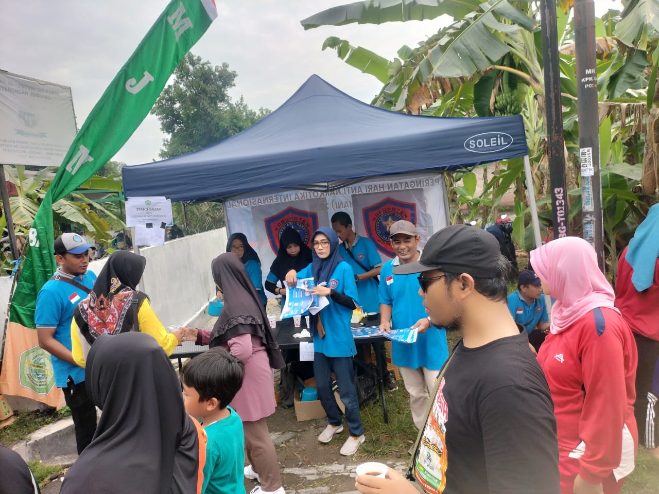 para Aktivis Pegiat Anti Narkoba dari GANN Jombang Bagikan Kopi Gratis kepada Perserta Jalan Sehat serta Sosialisasi Bahaya Narkoba para Aktivis Pegiat Anti Narkoba dari GANN Jombang Bagikan Kopi Gratis kepada Perserta Jalan Sehat serta Sosialisasi Bahaya Narkoba